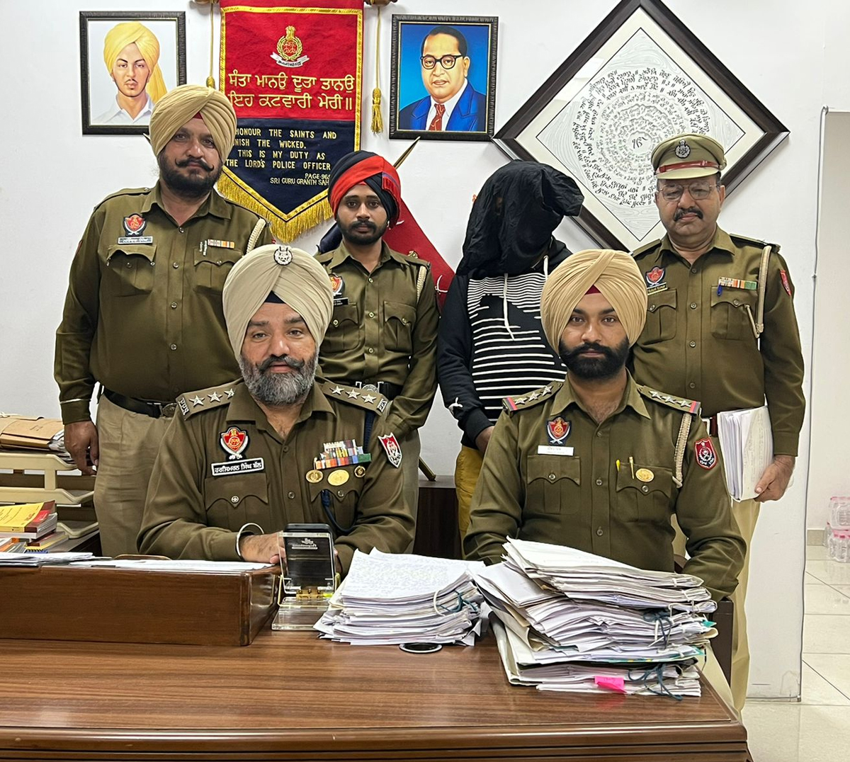 Mohali police arrested Avtar Singh Tari, a white seller of village Durali, recovered 10 grams of white drug powder.